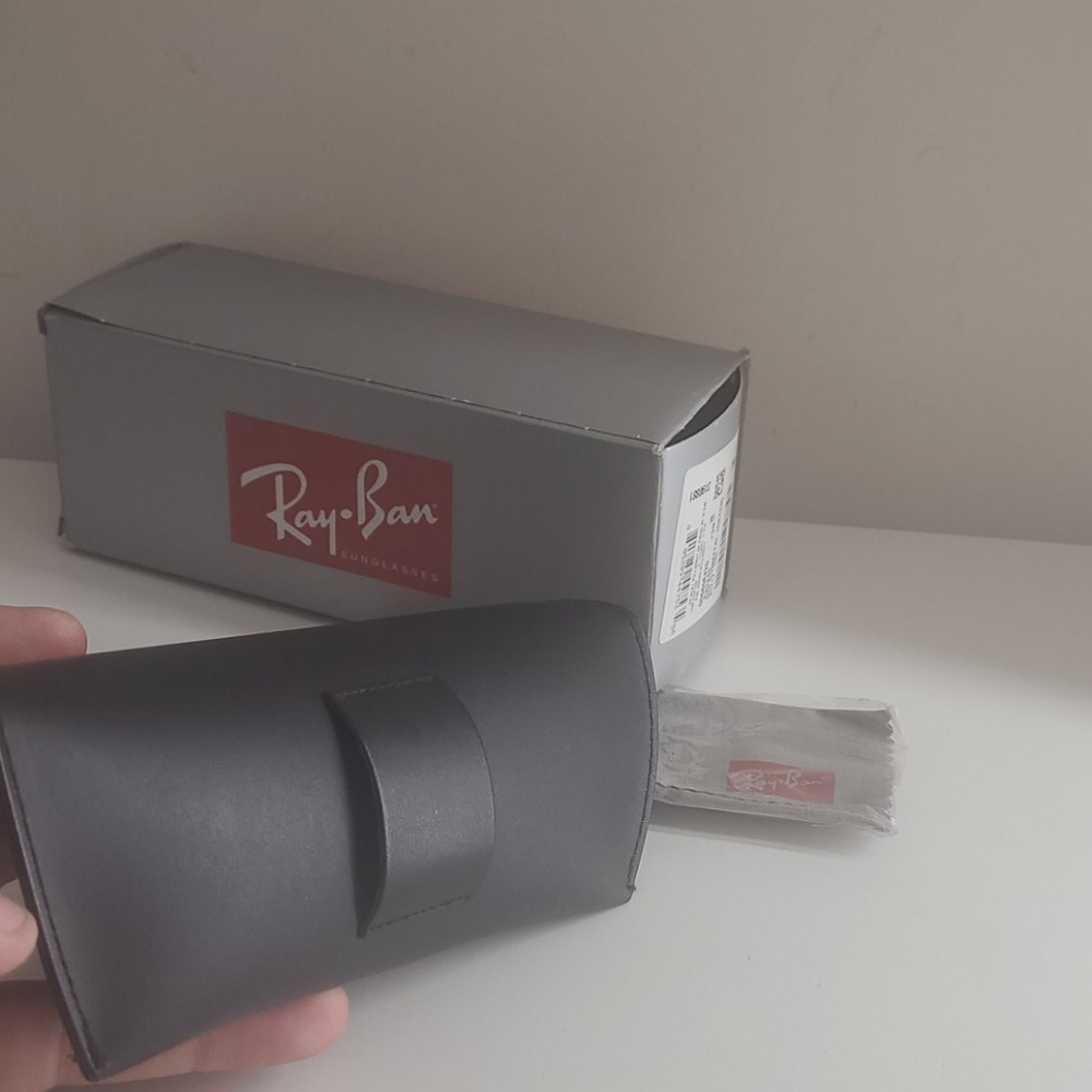 New Ray-Ban sunglasses case - Picture 3 of 3